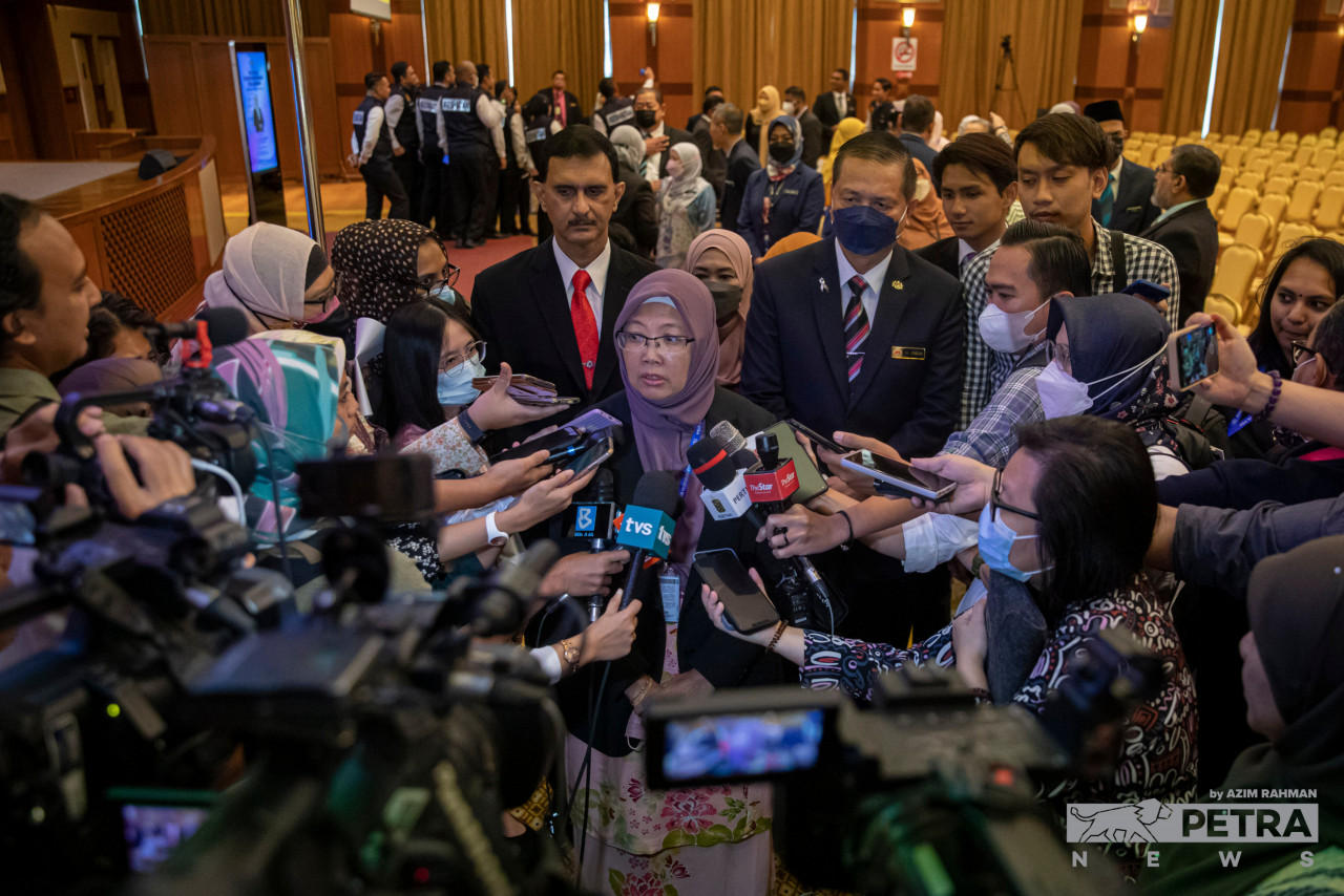 Dr Zaliha bercakap kepada media di KKM hari ini.