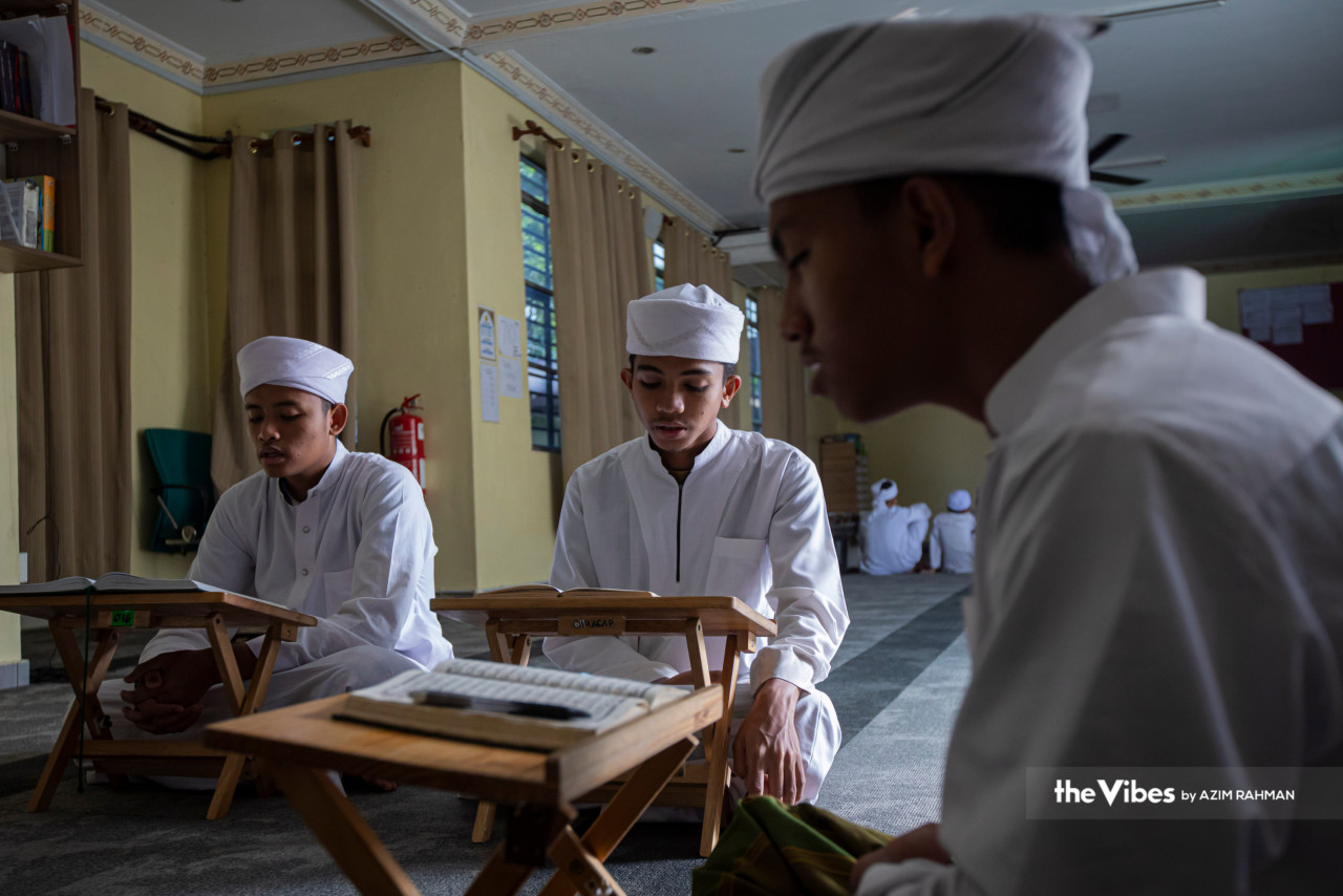 Khusyuk membaca dan mendalami kitab suci al-Quran