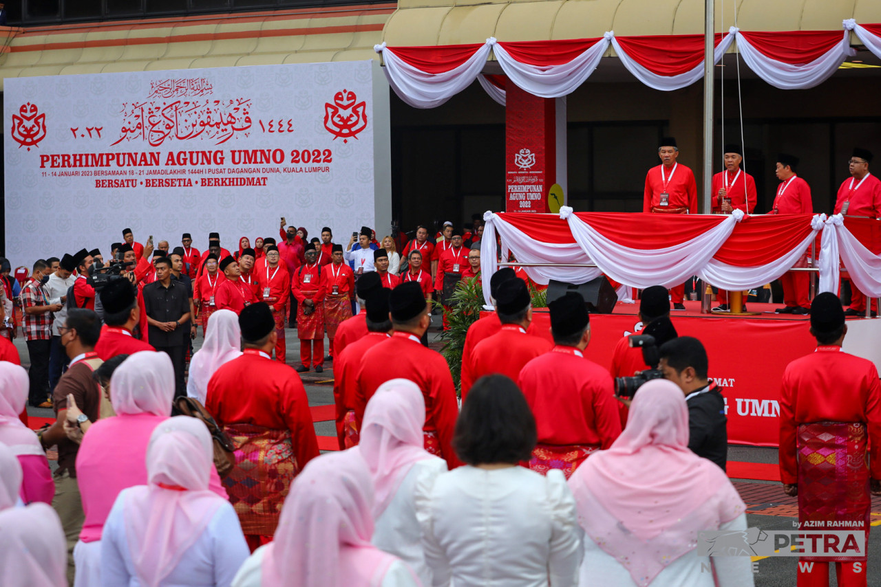 Upacara berkenaan dimulakan oleh Ketua Pergerakan Wanita, Datuk Seri Dr Noraini Ahmad diikuti Ketua Pemuda, Datuk Dr Asyraf Wajdi Dusuki dan Ketua Puteri, Datuk Zahida Zarik Khan, berlatarkan lagu rasmi sayap masing-masing - Gambar oleh Azim Rahman