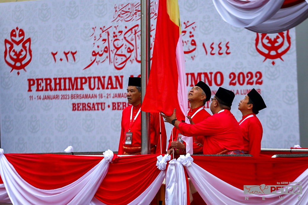 Dr Ahmad Zahid Hamidi yang tiba pada jam 8.08 pagi kemudiannya menaikkan bendera UMNO 'Sang Saka Bangsa' dengan diiringi nyanyian lagu rasmi UMNO, 'Bersatu, Bersetia, Berkhidmat' oleh perwakilan - Gambar oleh Azim Rahman