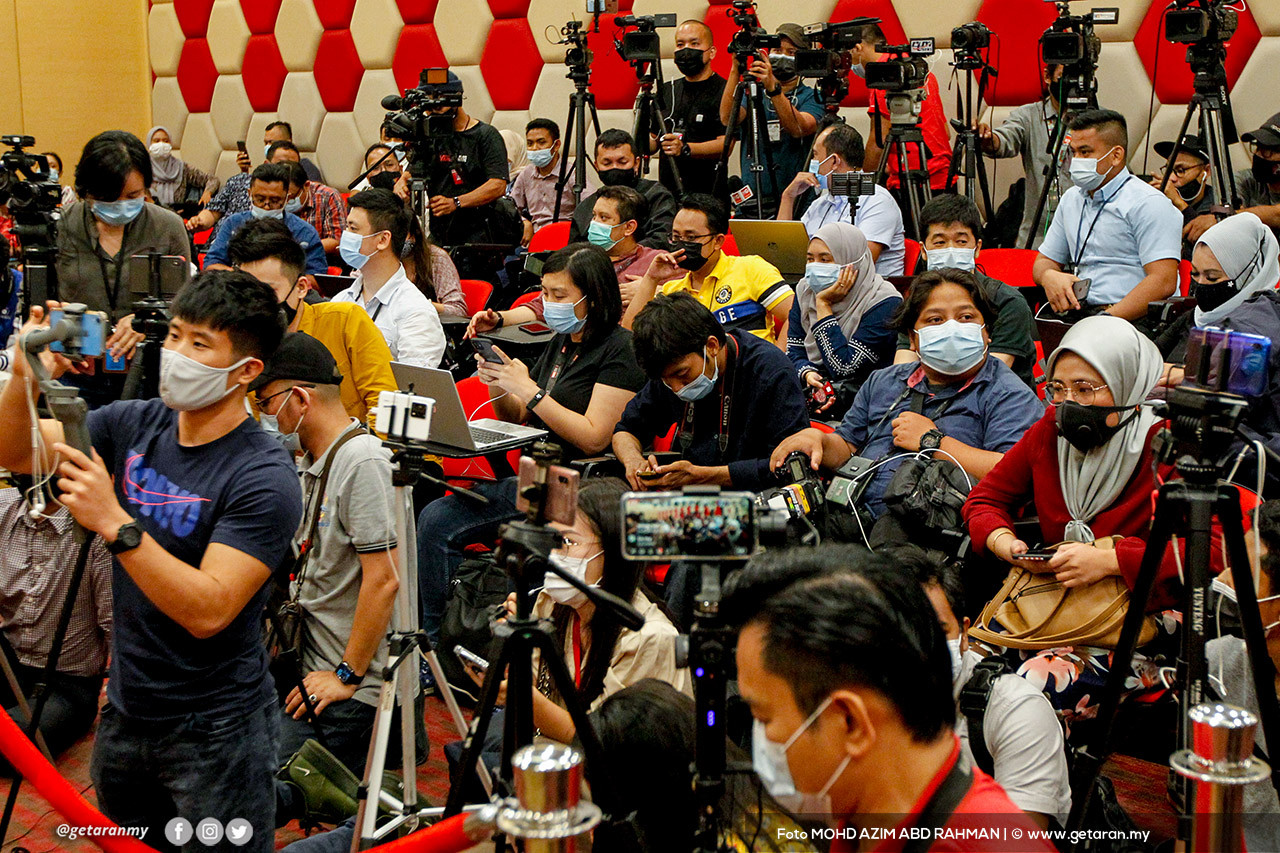 Kerajaan perlu mewujudkan pelbagai inisiatif kepada pengamal media bagi mengangkat martabat golongan itu yang berdepan pelbagai cabaran dan dugaan, dalam menyampaikan pelbagai isu semasa kepada masyarakat - Gambar Hiasan
