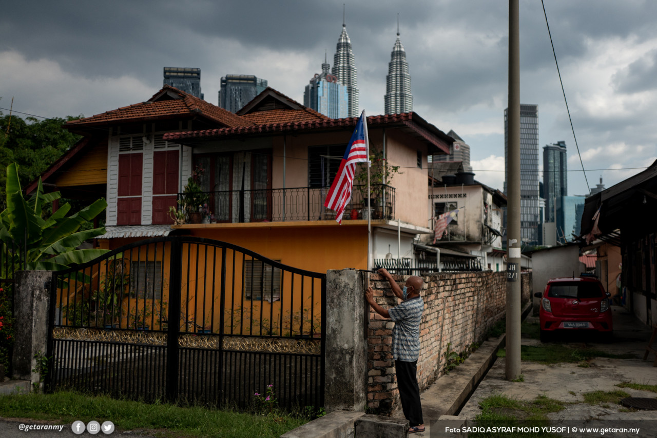 Meskipun Hari Kemerdekaan bakal disambut ketika negara berdepan pandemik COVID namun Rifa'i Jalinus, 71, tetap memasang Jalur Gemilang, bagi memastikan kemeriahan hari keramat itu. - Gambar Sadiq Asyraf 