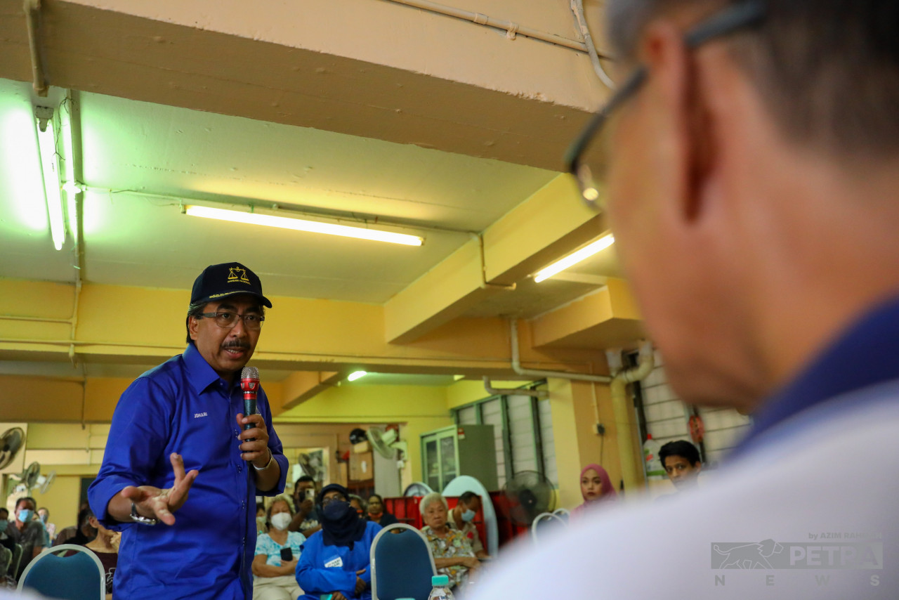 Johari Abdul Ghani di Majlis Ramah Mesra Bersama Penduduk Flat Sri Terengganu, hari ini