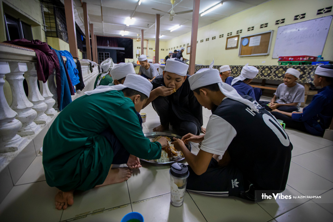 Untuk berbuka puasa, sunah nabi adalah berbuka dengan kurma terlebih dahulu diikuti makan bersama di dalam talam