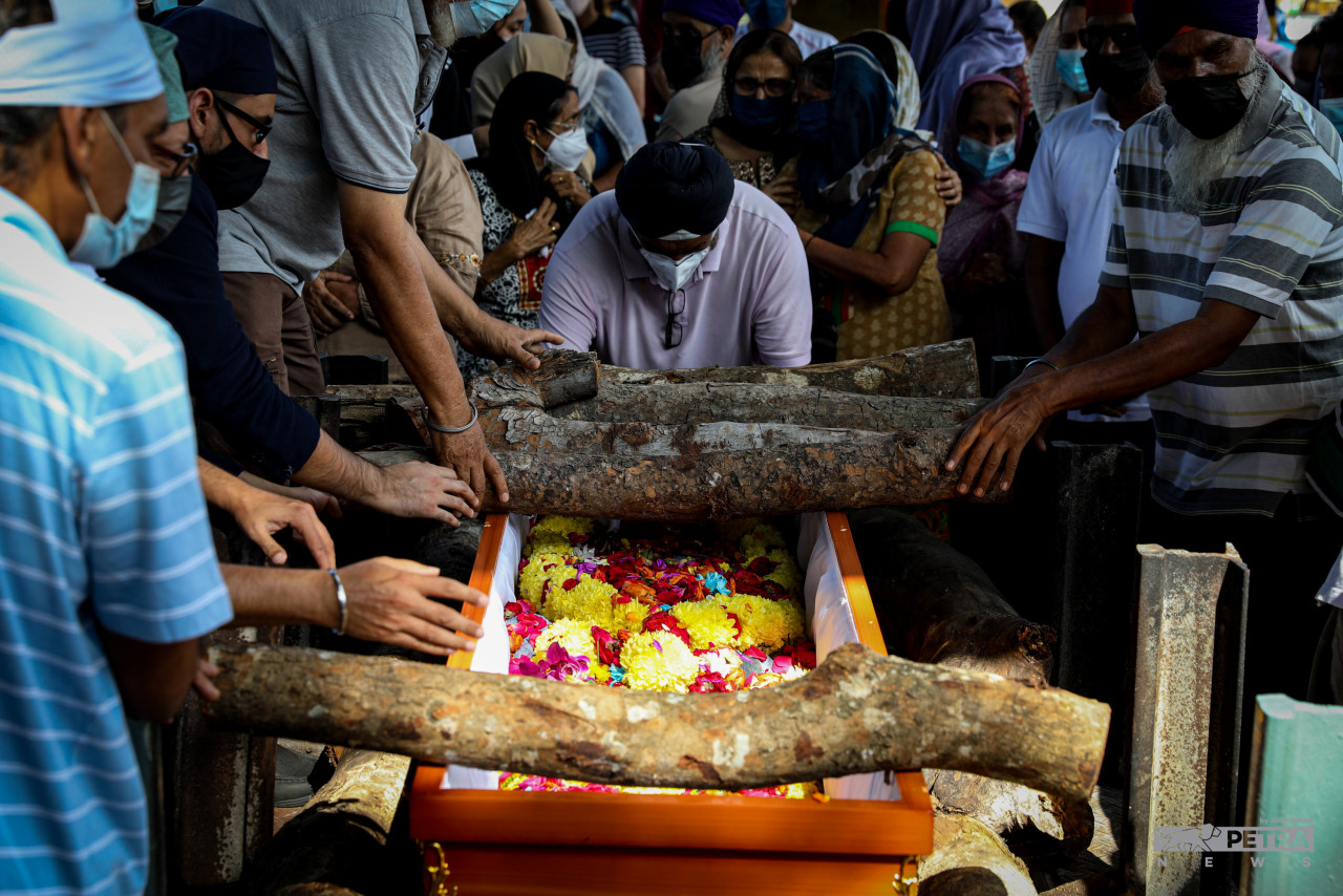Mendiang Serbegeth Singh disemadikan mengikut adat dan tradisi masyarakat Punjabi di Shamshan Bhoomi Wake Hall, Jalan Loke Yew, di sini, hari ini. - Gambar oleh Alif Omar