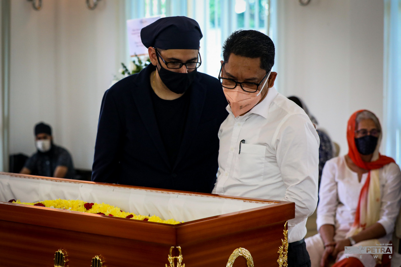 Menteri Belia dan Sukan Datuk Seri Ahmad Fazal Azumu memberi penghormatan terakhir kepada mendiang Serbegeth Singh. - Gambar oleh Alif Omar
