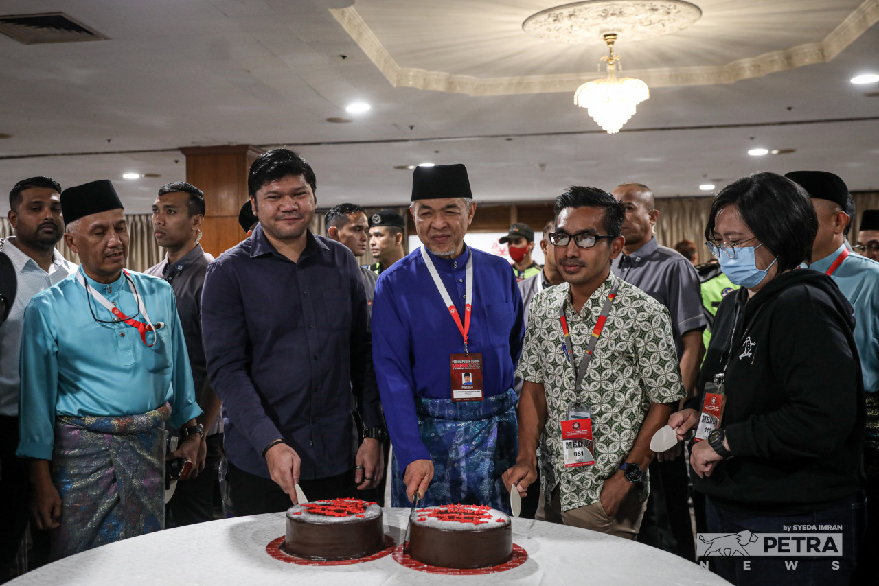 Ahmad Zahid meraikan hari lahir bersama petugas media. - Gambar oleh Syeda Imran