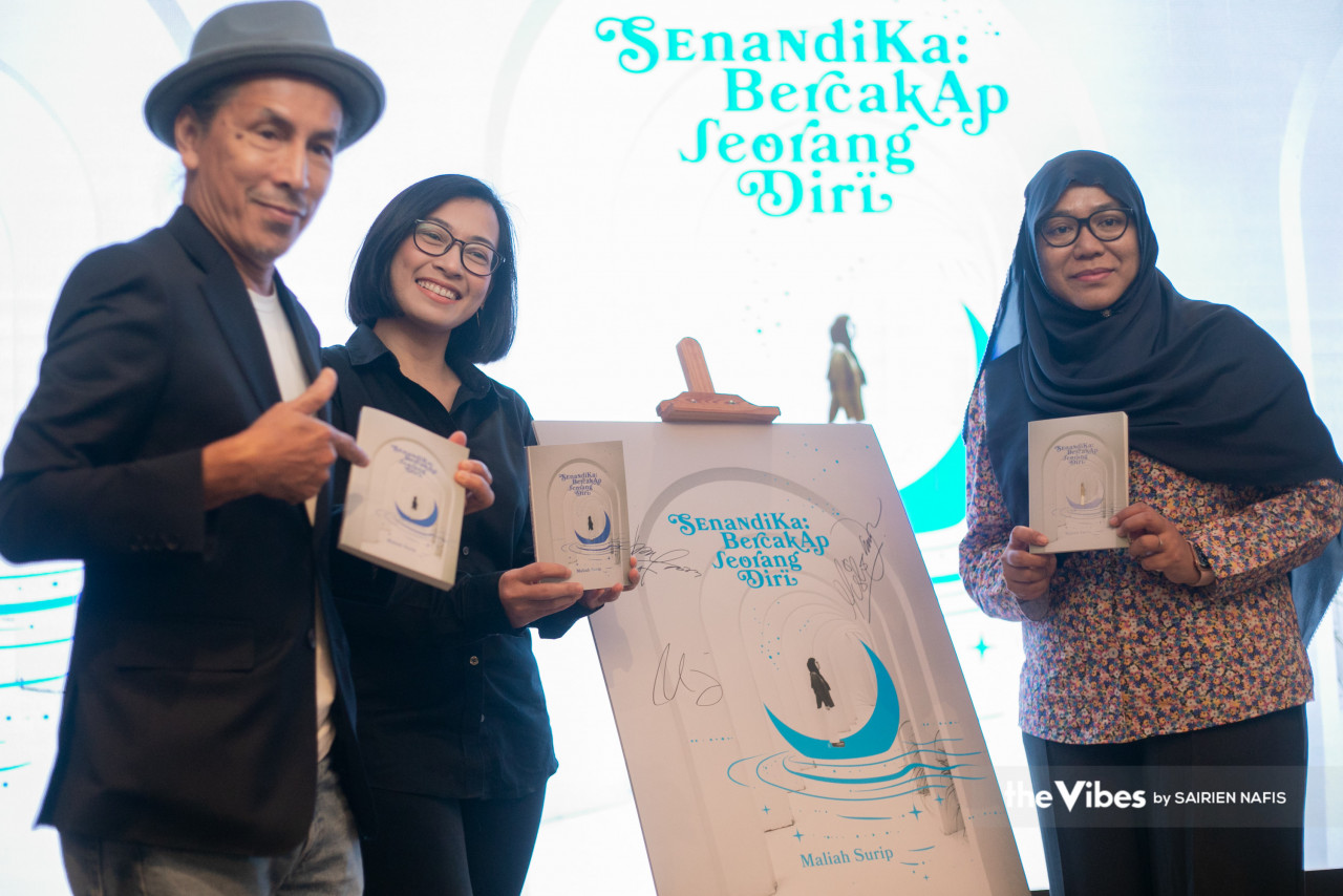 Dari kiri Amy, Misha Omar dan Maliah pada majlis pelancaran buku uku Senandika: Bercakap Seorang Diri oleh Maliah Surip.