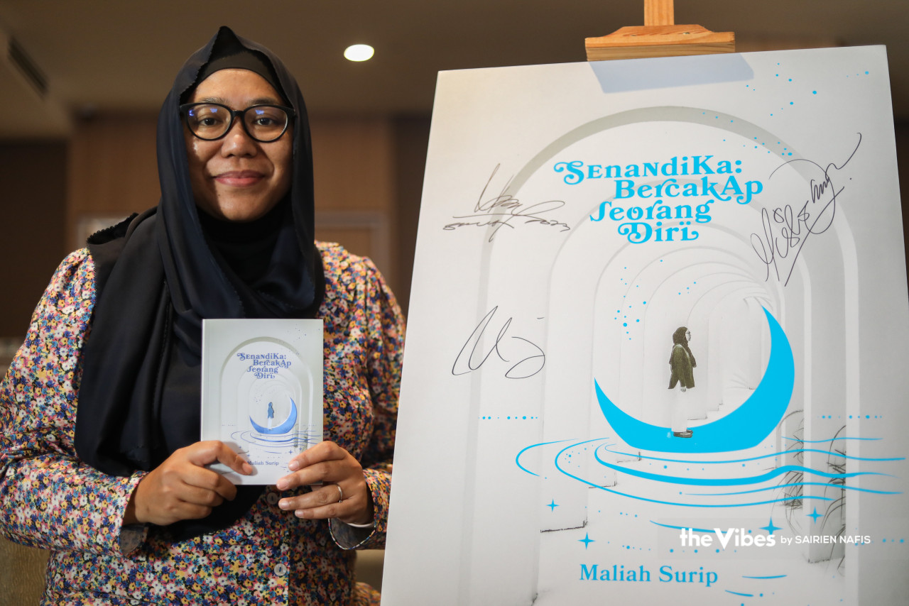 Maliah Surip bersama buku hasil tulisannya.