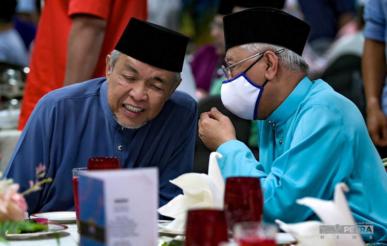 Terdapat khabar angin bahawa Zahid sedang berusaha untuk menyingkirkan Khairy sebagai mesej kepada pemimpin bersekutu dengan Perdana Menteri. - Gambar fail
