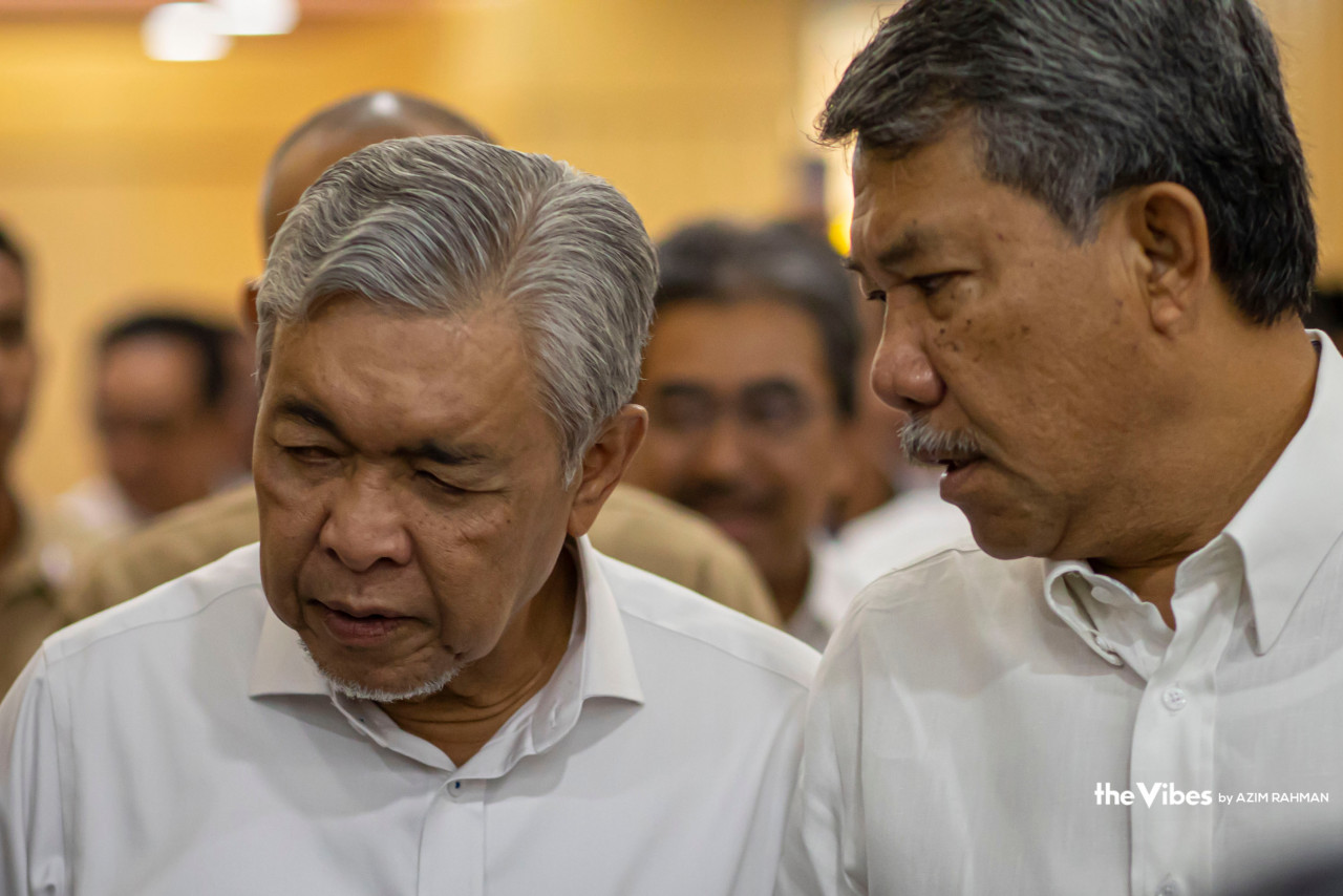 Presiden UMNO, Datuk Seri Dr Ahmad Zahid Hamidi (kiri) berbual dengan timbalanya, Datuk Seri Mohamad Hasan.