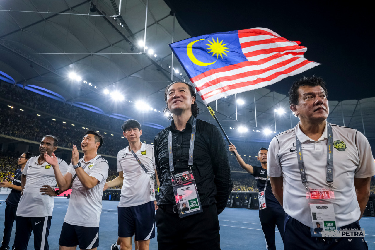 Kim Pan Gon (dua dari kanan) meraikan kejayaan Malaysia menewaskan Bangladesh malam tadi. - Gambar oleh Abdul Razak Latif