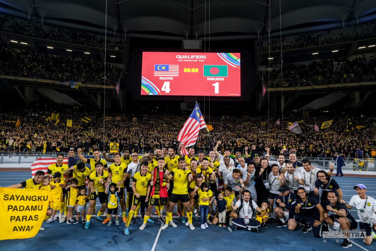Malaysia menewaskan Bangladesh 4-1 di Stadium Nasional Bukit Jalil, malam tadi. - Gambar oleh Abdul Razak Latif