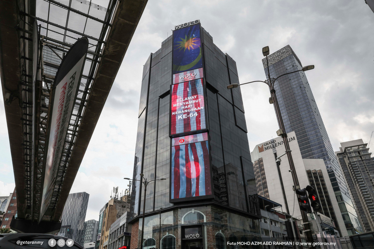 Papan iklan digital di Hotel Wolo, di Kuala Lumpur mempamerkan jalur gemilang serta ucapan Hari Kemerdekaan di Jalan Bukit Bintang. - Gambar Azim Rahman