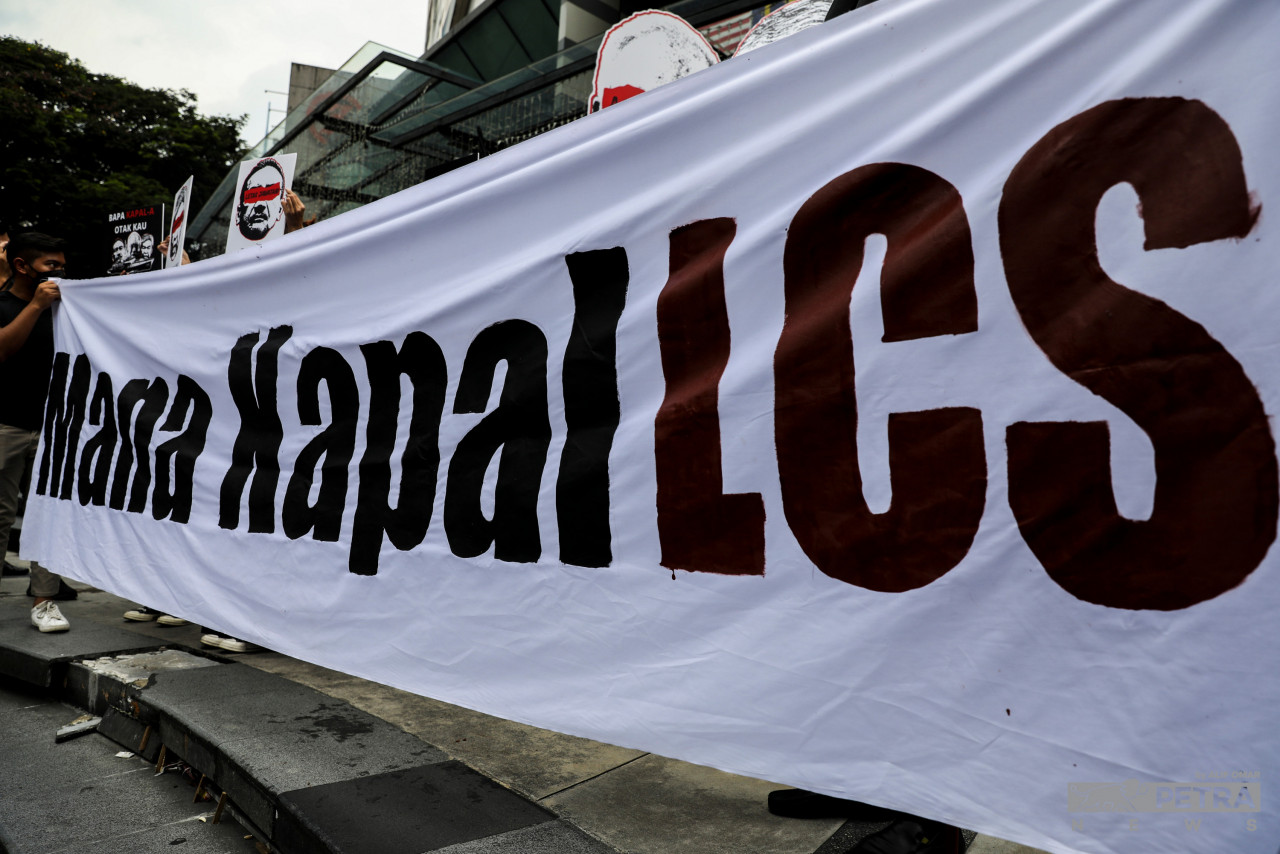 Perhimpunan #ManaKapalLCS telah diadakan di luar kompleks beli-belah Sogo pada Ogos tahun lalu. - Gambar fail