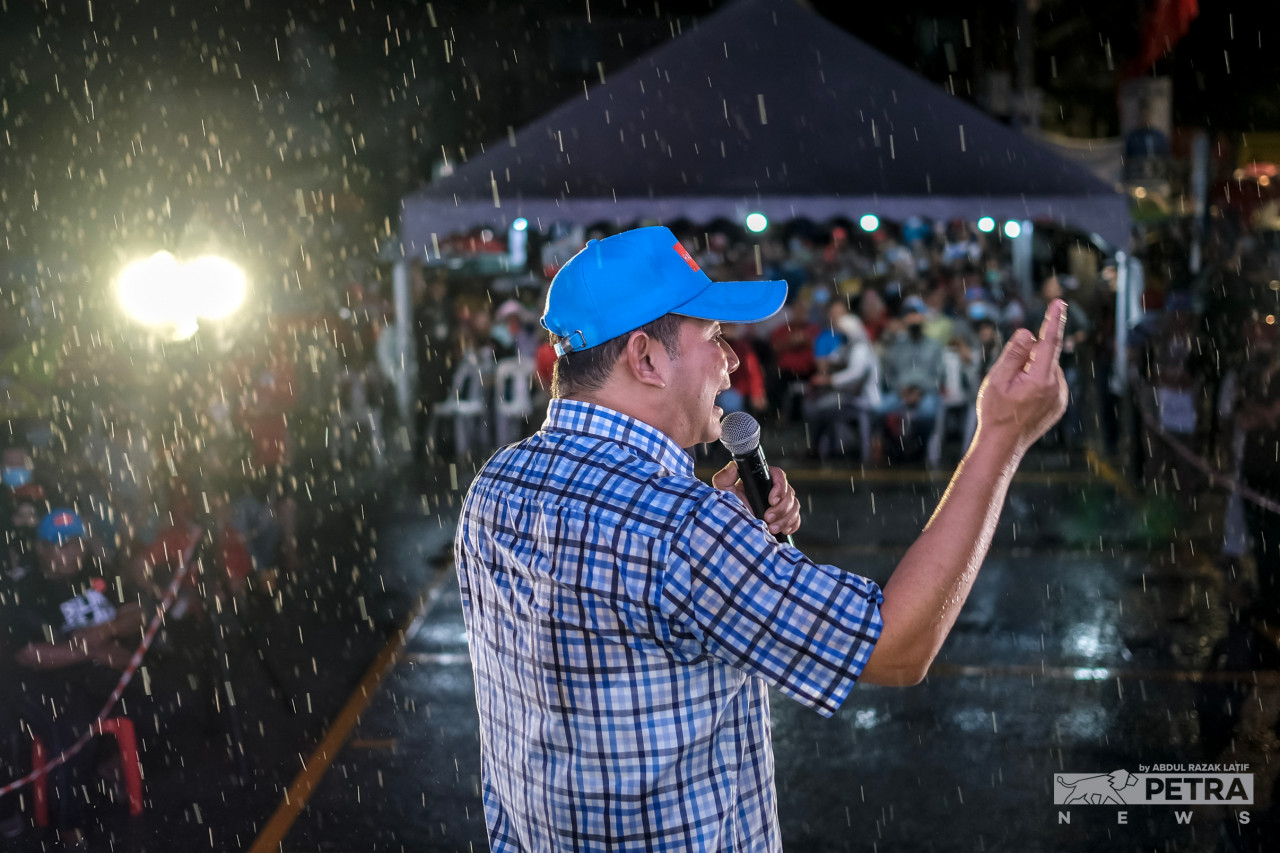 Rafizi Ramli berucap di acara ceramah semalam di Balik Pulau - Gambar oleh Abdul Razak Latif