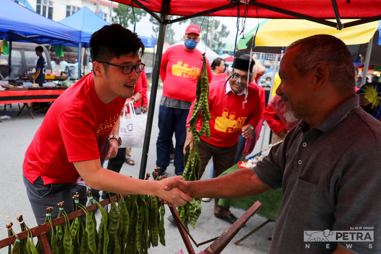 Howard Lee berjaya memahat namanya dalam kalangan komuniti Melayu di Dewan Undangan Negeri (DUN) Pasir Pinji berikutan perkhidmatan cemerlang diberi, selain kefasihannya bertutur dalam loghat Perak yang amat pekat