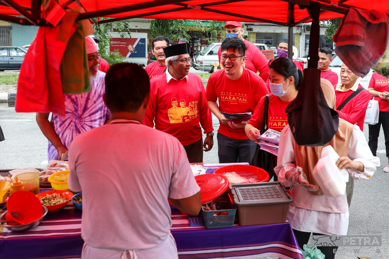 Lee disambut mesra peniaga Melayu ketika mengunjungi pasar malam Tebing Tinggi
