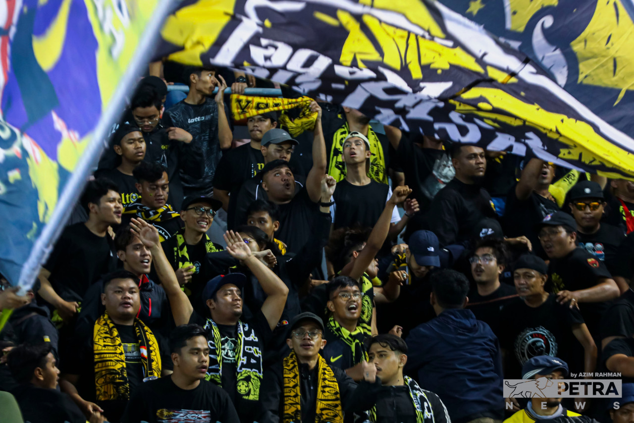 Penyokong Harimau Malaya hadir memberi sokongan padu. - Gambar oleh Azim Rahman