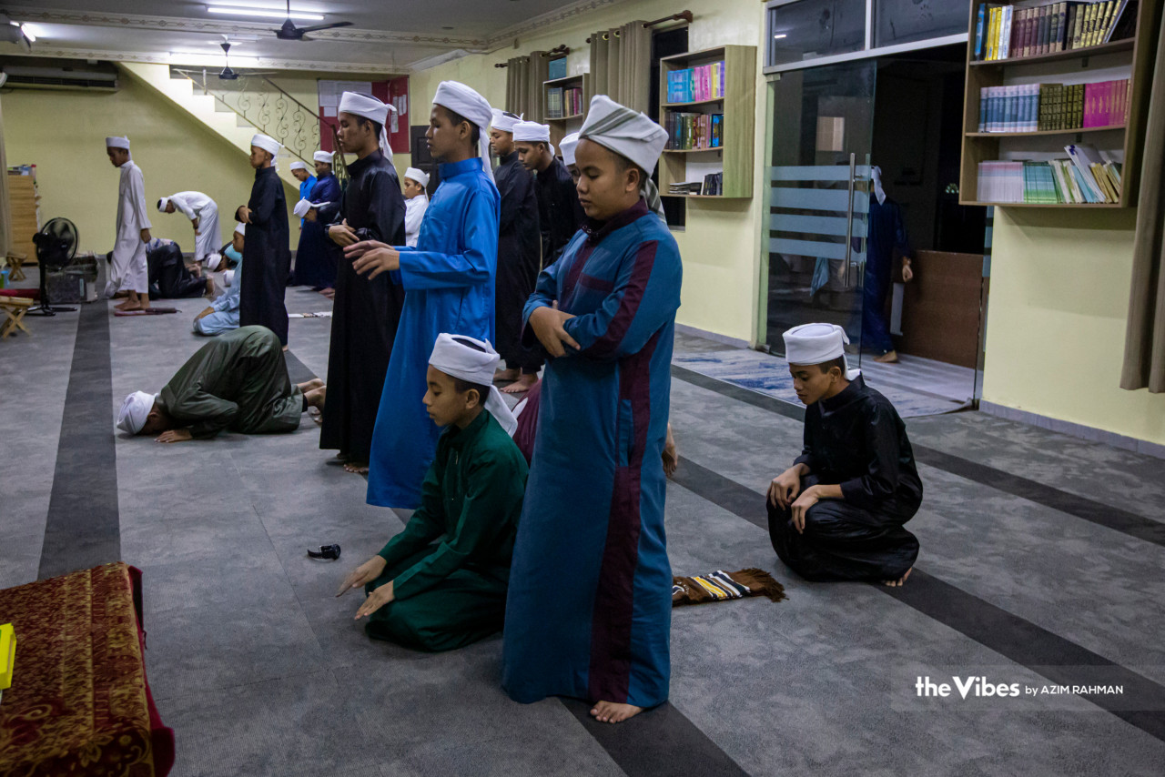 Para pelajar tahfiz sebelum menunaikan solat sunat Tarawih 