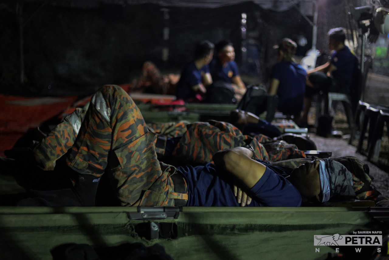 Seorang anggota bomba berehat selepas berhempas-pulas selama lima hari dalam operasi mencari dan menyelamat. - Gambar oleh Sairien Nafis