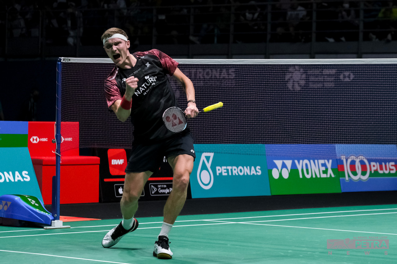 Axelsen meraikan kejayaannya mempertahankan gelaran Terbuka Malaysia. - Gambar oleh Abdul Razak Latif