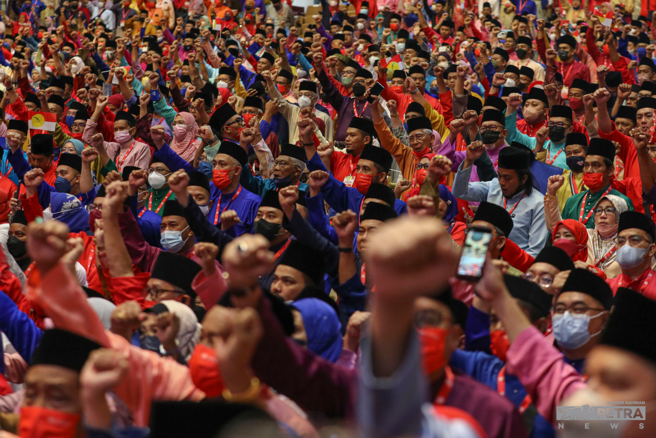 Antara perwakilan yang hadir pada Perhimpunan Agung UMNO (PAU) Khas di WTC, hari ini. - Gambar Azim Abd Rahman 