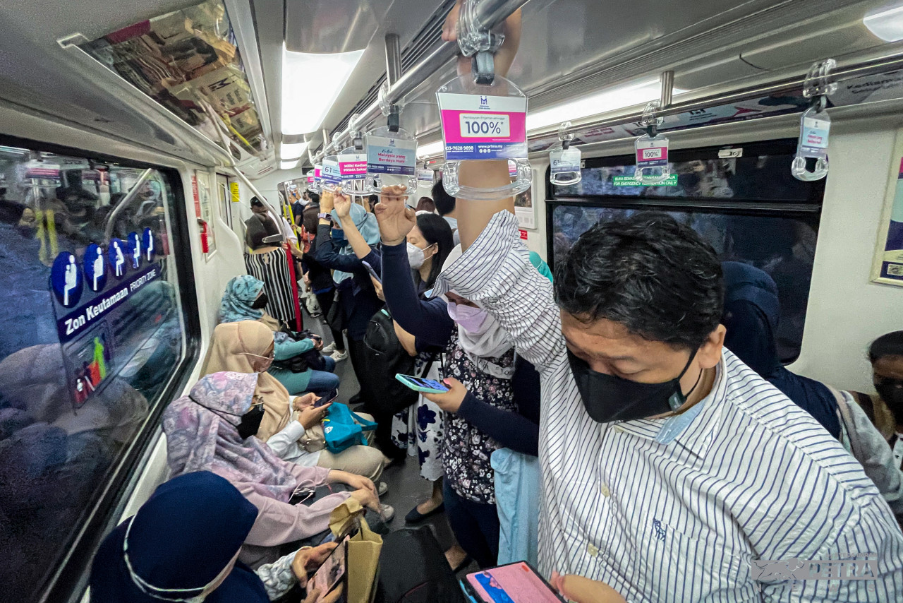 Orang ramai dinasihatkan untuk terus mengamalkan kawalan kendiri yang baik, termasuk memastikan kebersihan diri bagi mengelakkan dari dijangkiti penyakit berjangkit termasuk COVID-19 - Gambar Hiasan