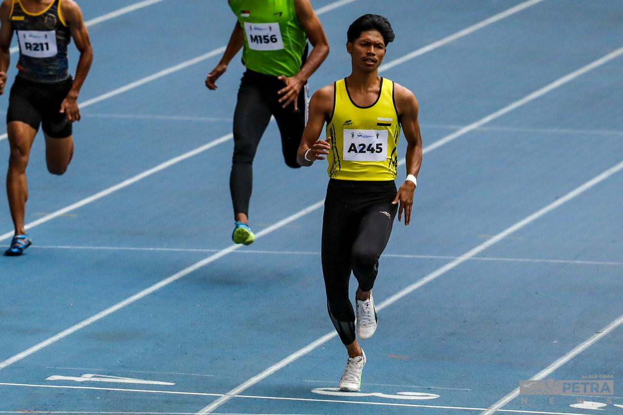 Muhammad Azeem memenangi acara 100m lelaki dengan catatan 10.25 saat. - Gambar oleh Alif Omar