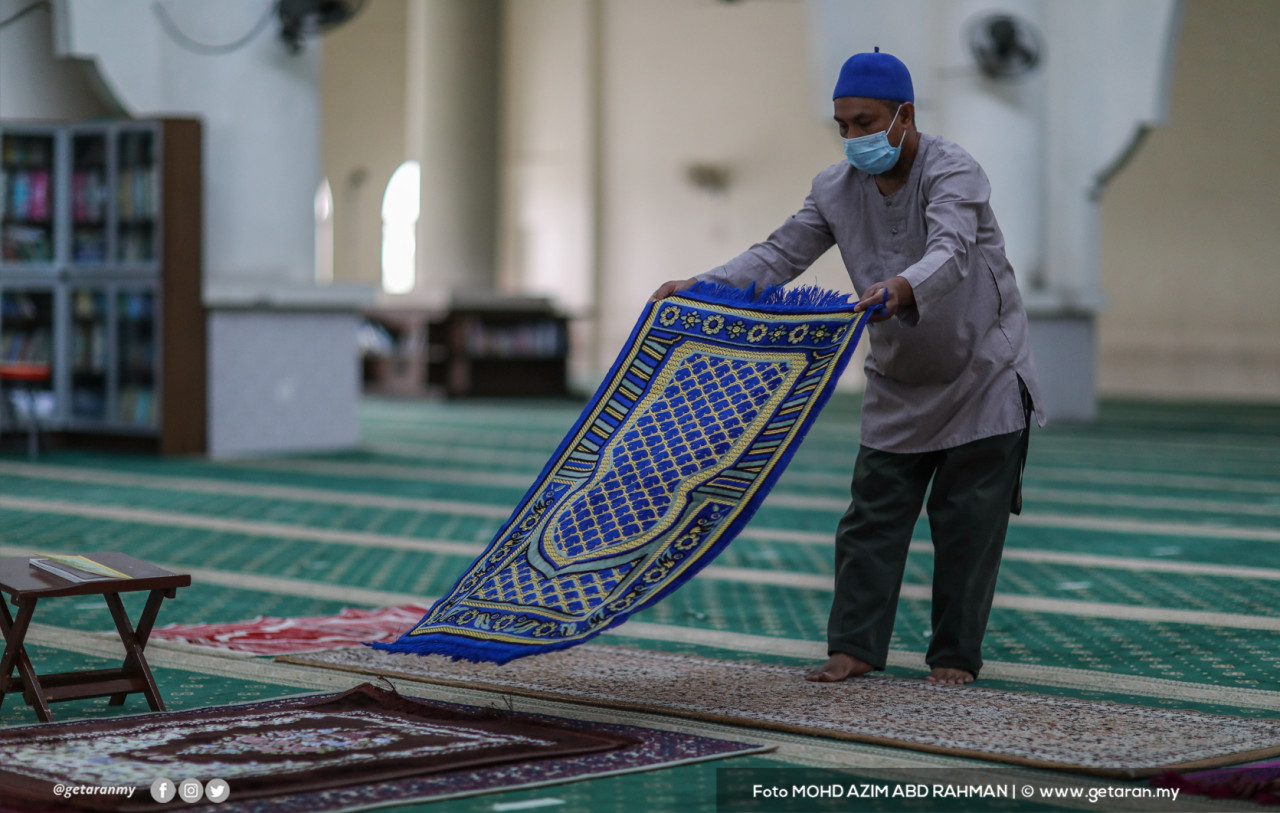 Ada produk dihiasi khat ayat al-Quran dan nama-nama Allah seperti sejadah, tapak kasut dan alas kaki, ditemukan dijual secara berleluasa - Gambar hiasan oleh Azim Rahman