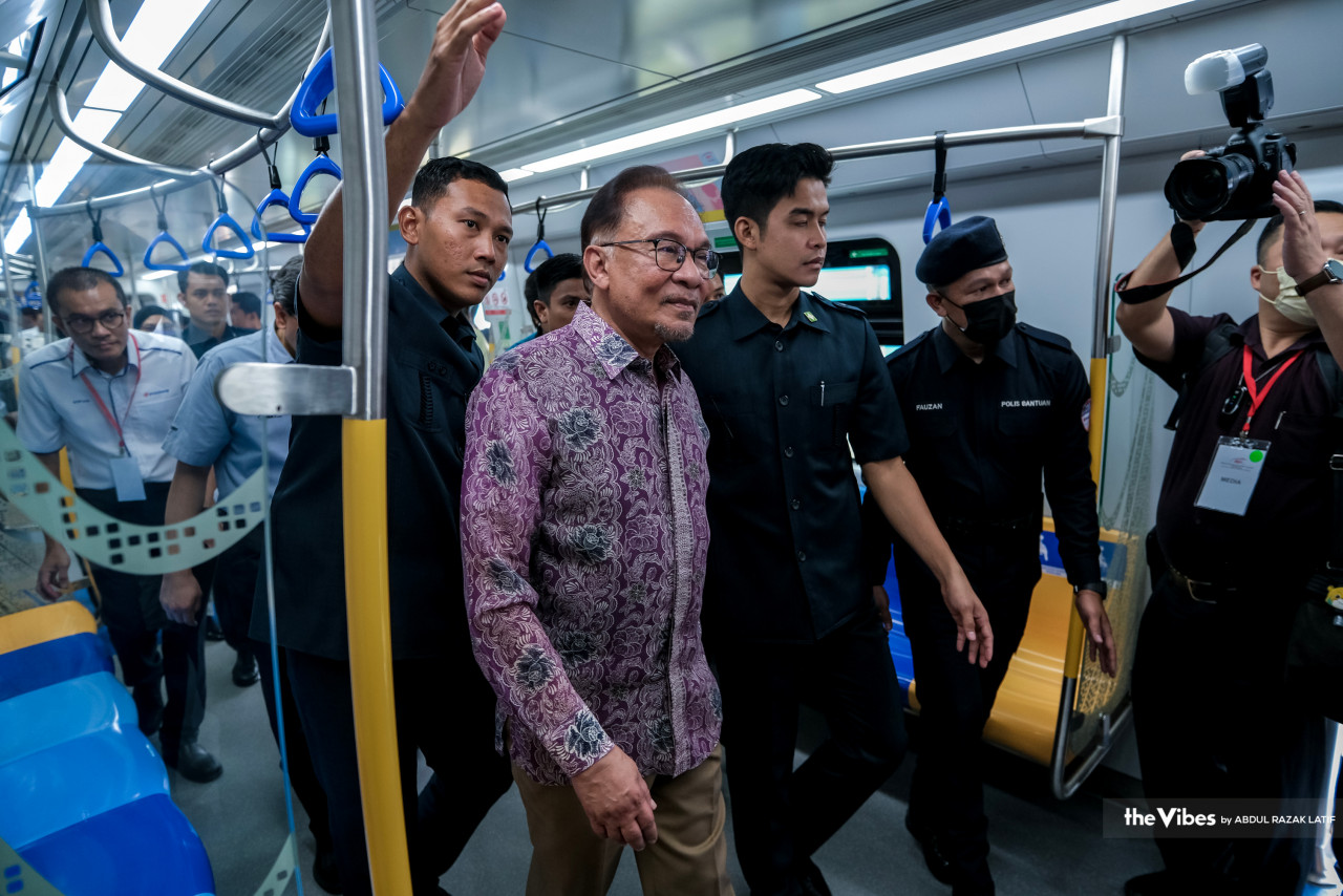 Anwar melawat tren pada Majlis Pelancaran Transit Aliran Massa Fasa Dua (MRT2)  Laluan Putrajaya di Depoh MRT Serdang.