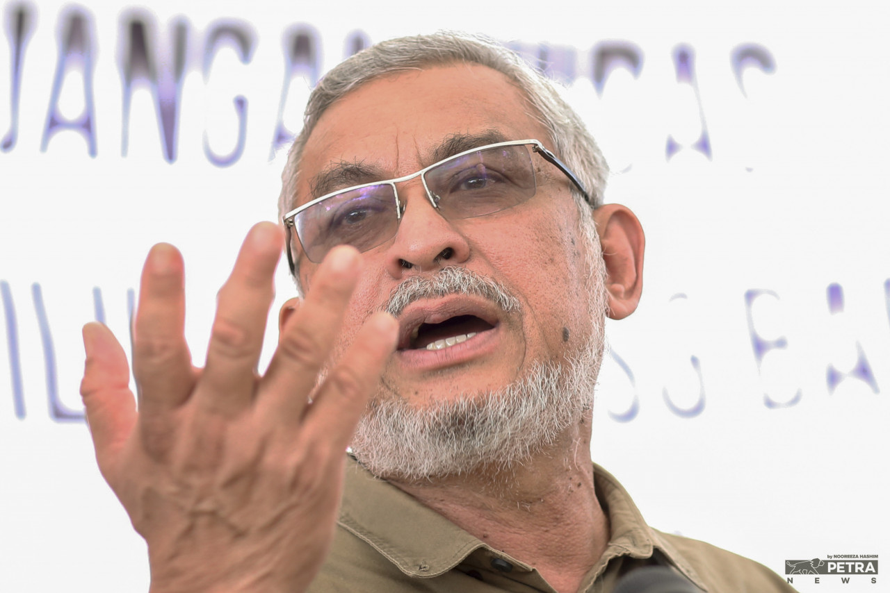 Khalid berkata, tindakan menarik balik akta pengambilan tanah tersebut adalah wajar. - Gambar oleh Nooreeza Hashim 