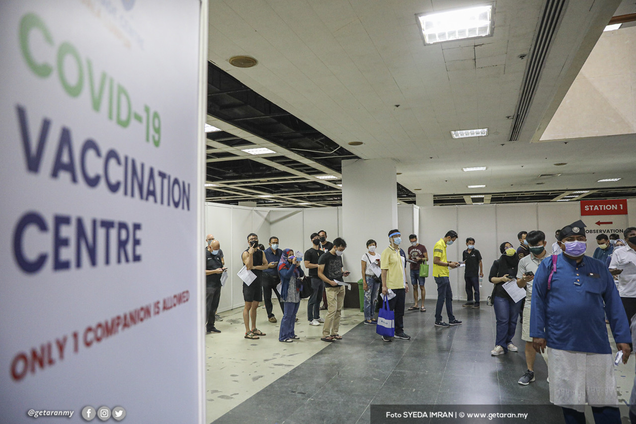 Orang ramai beratur di dalam WTCKL menunggu giliran untuk sesi konsultasi sebelum menerima suntikan vaksin AstraZeneca. - Gambar oleh Syeda Imran