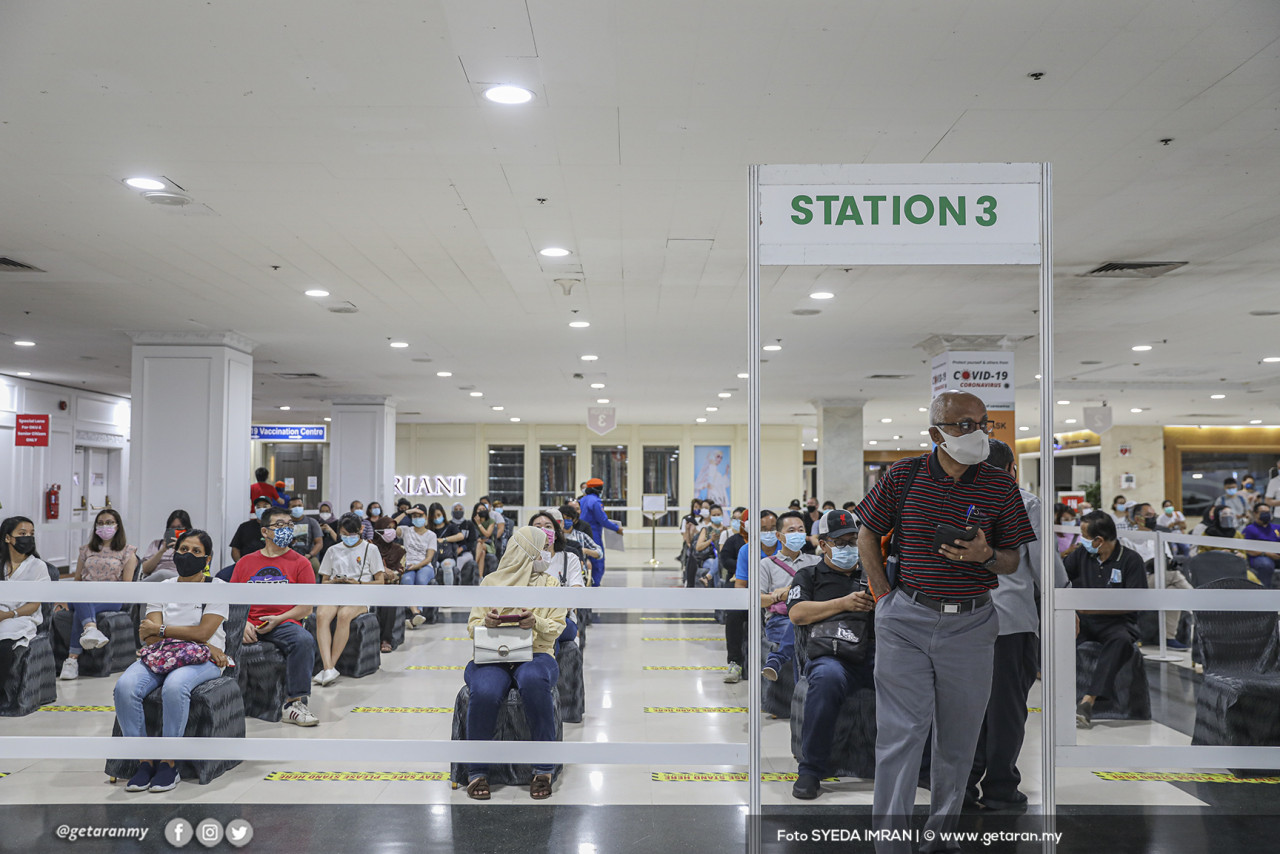 Orang ramai berada di ruang menunggu sebelum dibenarkan masuk ke dewan PPV mengikut stesen yang dikhaskan di PPV WTCKL. - Gambar oleh Syeda Imran