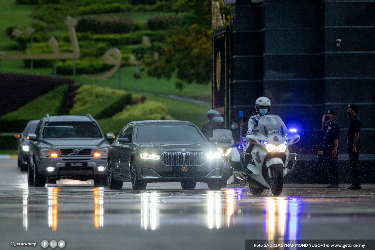 Kenderaan yang membawa Sultan Terengganu meninggalkan Istana Negara.