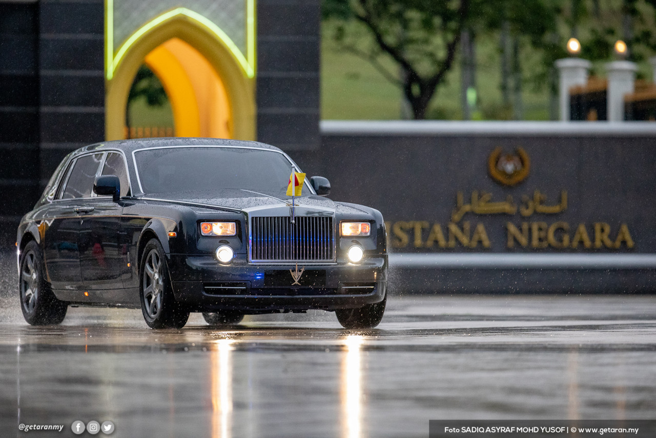 Kenderaan yang membawa Yang di-Pertuan Besar Negeri Sembilan meninggalkan Istana Negara.