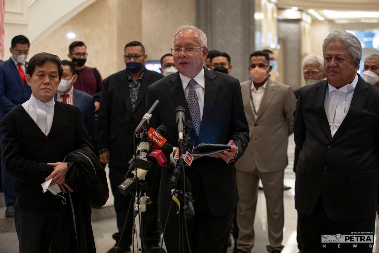 Najib Razak (tengah) pada sidang media hari ini. - Gambar oleh Azim Abd Rahman