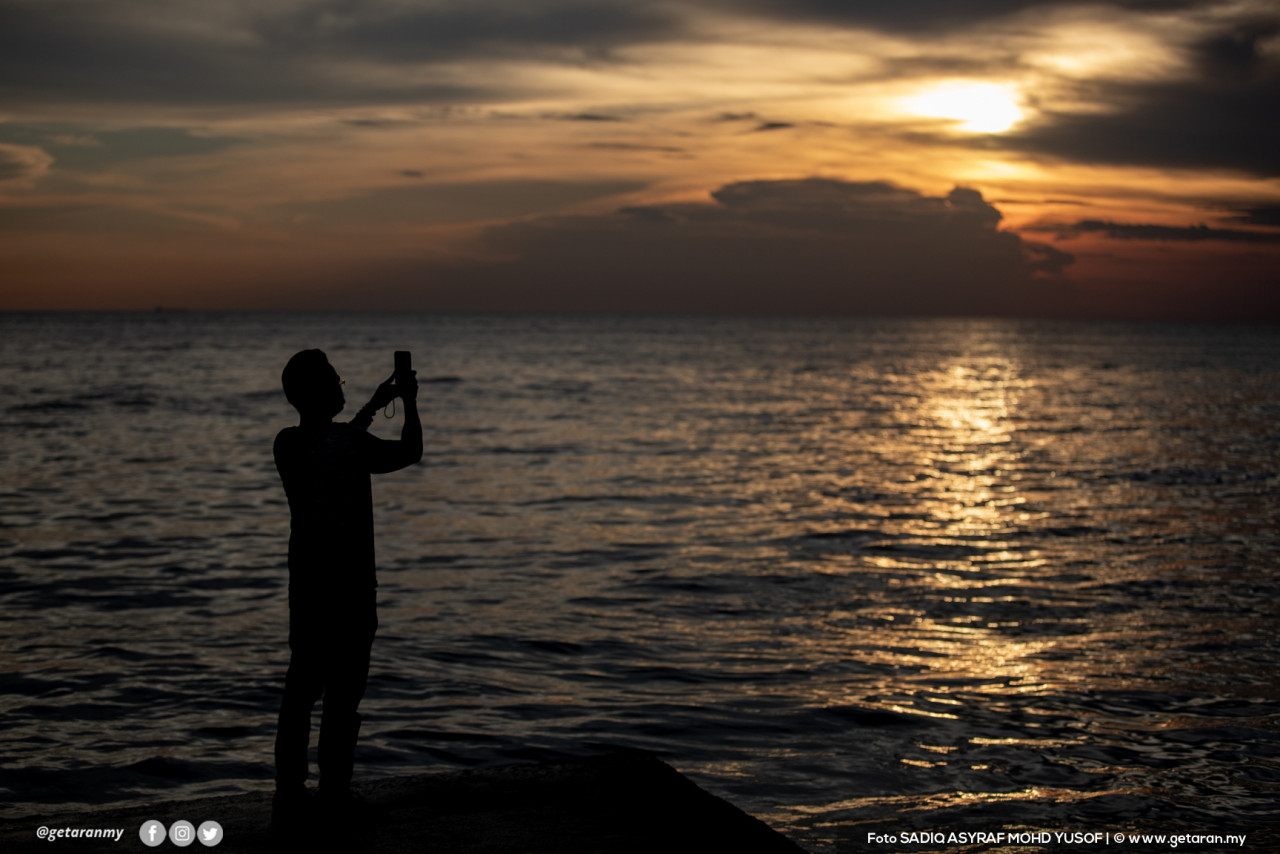 Permandangan langit senja di Pantai Teluk Kemang, Port Dickson.