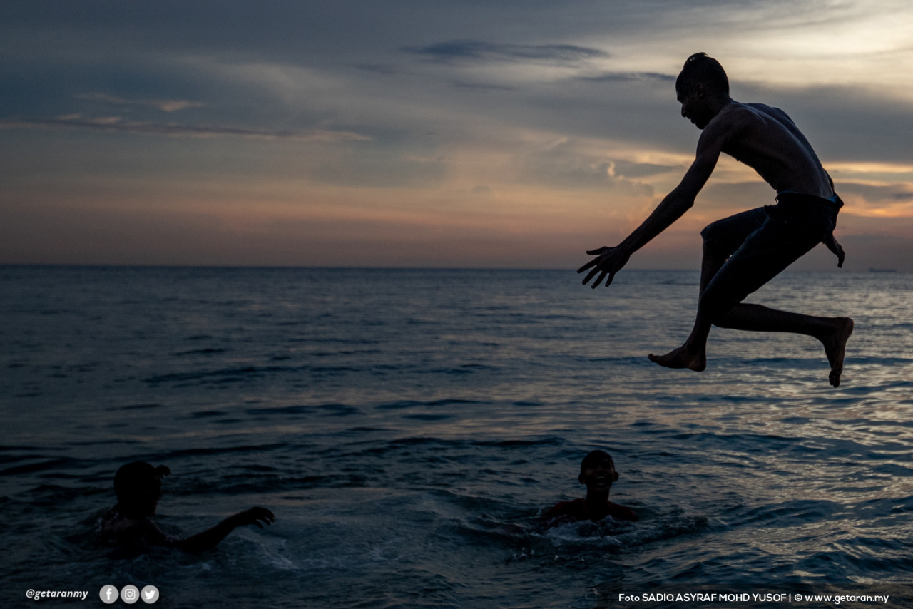Pantai Teluk Kemang di Port Dickson adalah pantai yang tersohor di Malaysia.