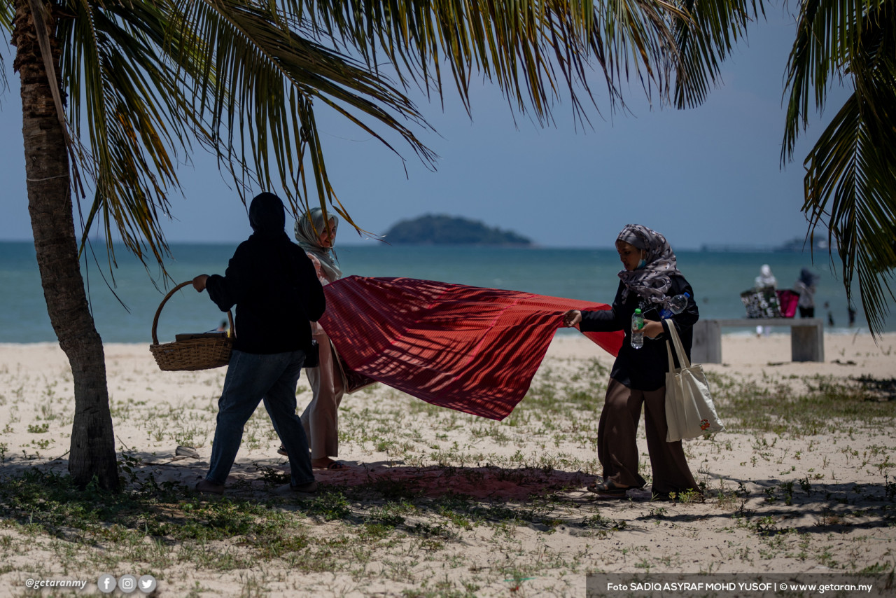 Ada juga pengunjung yang hadir ke pantai-pantai di Port Dickson untuk sekadar bersiar dan menikmati keindahan alam.