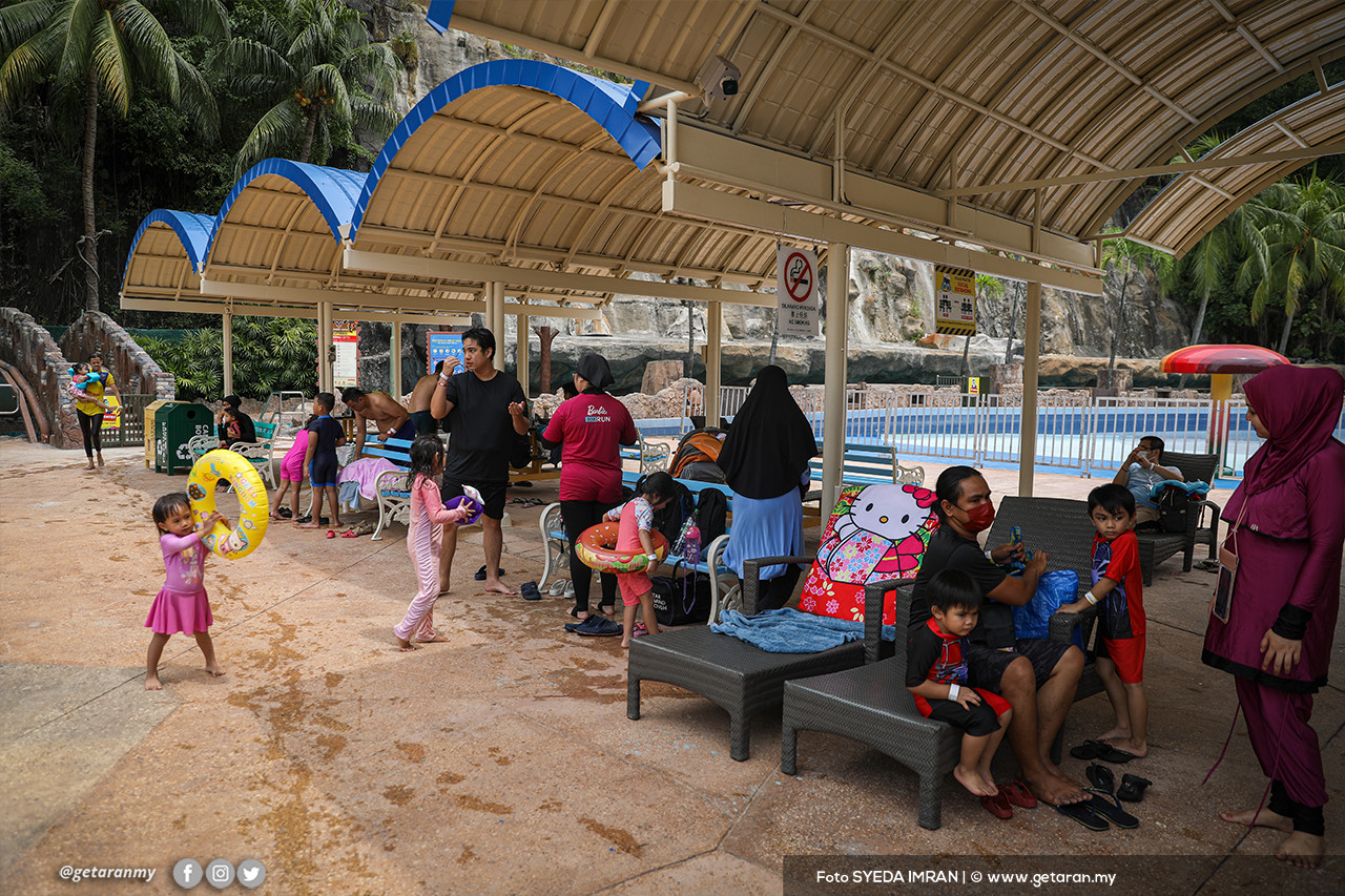 Pengunjung dibenarkan untuk membuka pelitup muka semasa makan atau berada di taman air. - Gambar oleh Syeda Imran