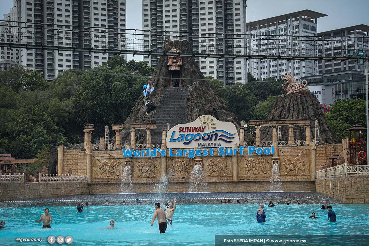 Seorang pengunjung melakukan aktiviti 'Flying Fox' di Taman Tema Sunway Lagoon. - Gambar oleh Syeda Imran