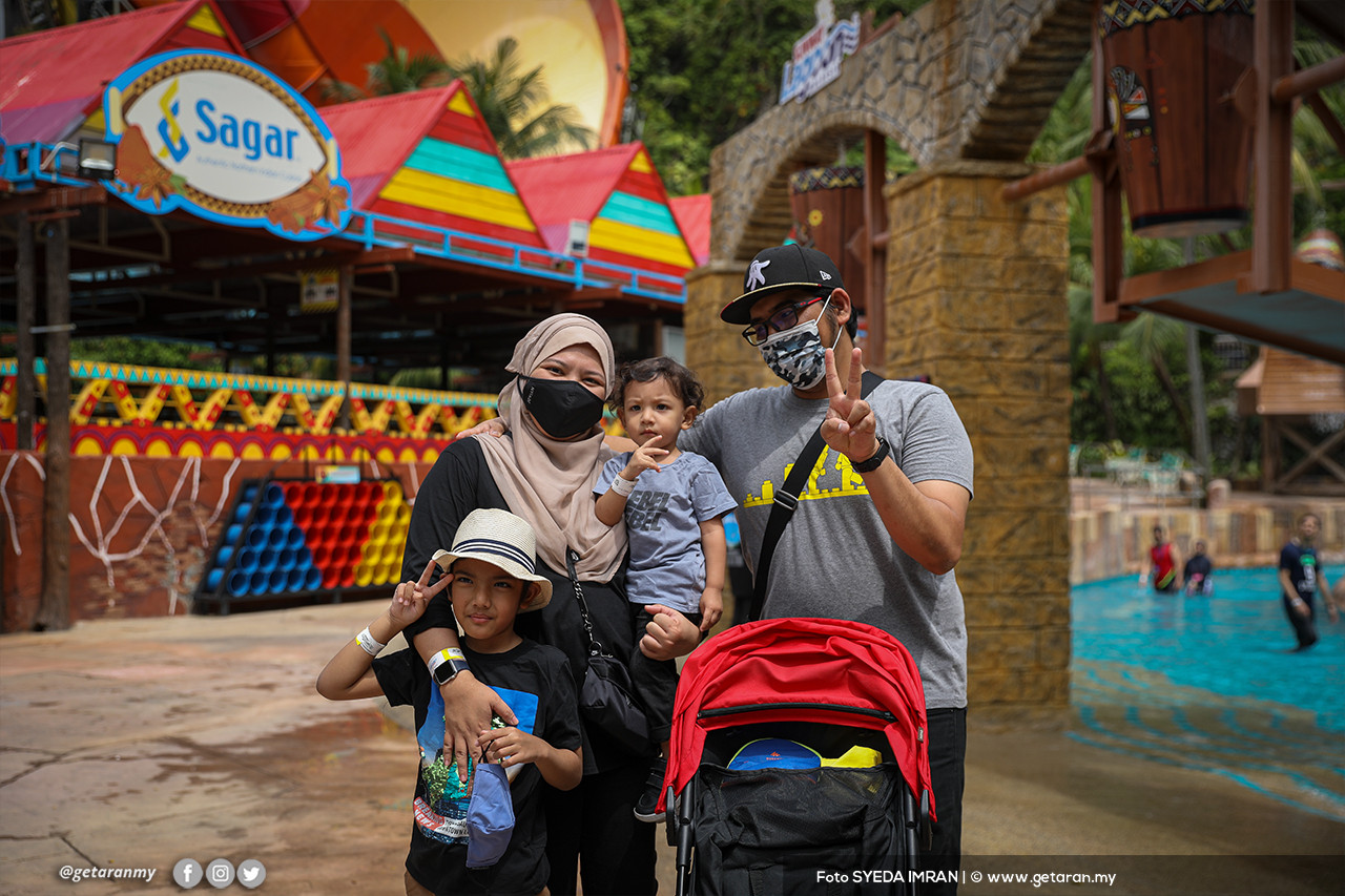 Isma bersama keluarganya. - Gambar oleh Syeda Imran