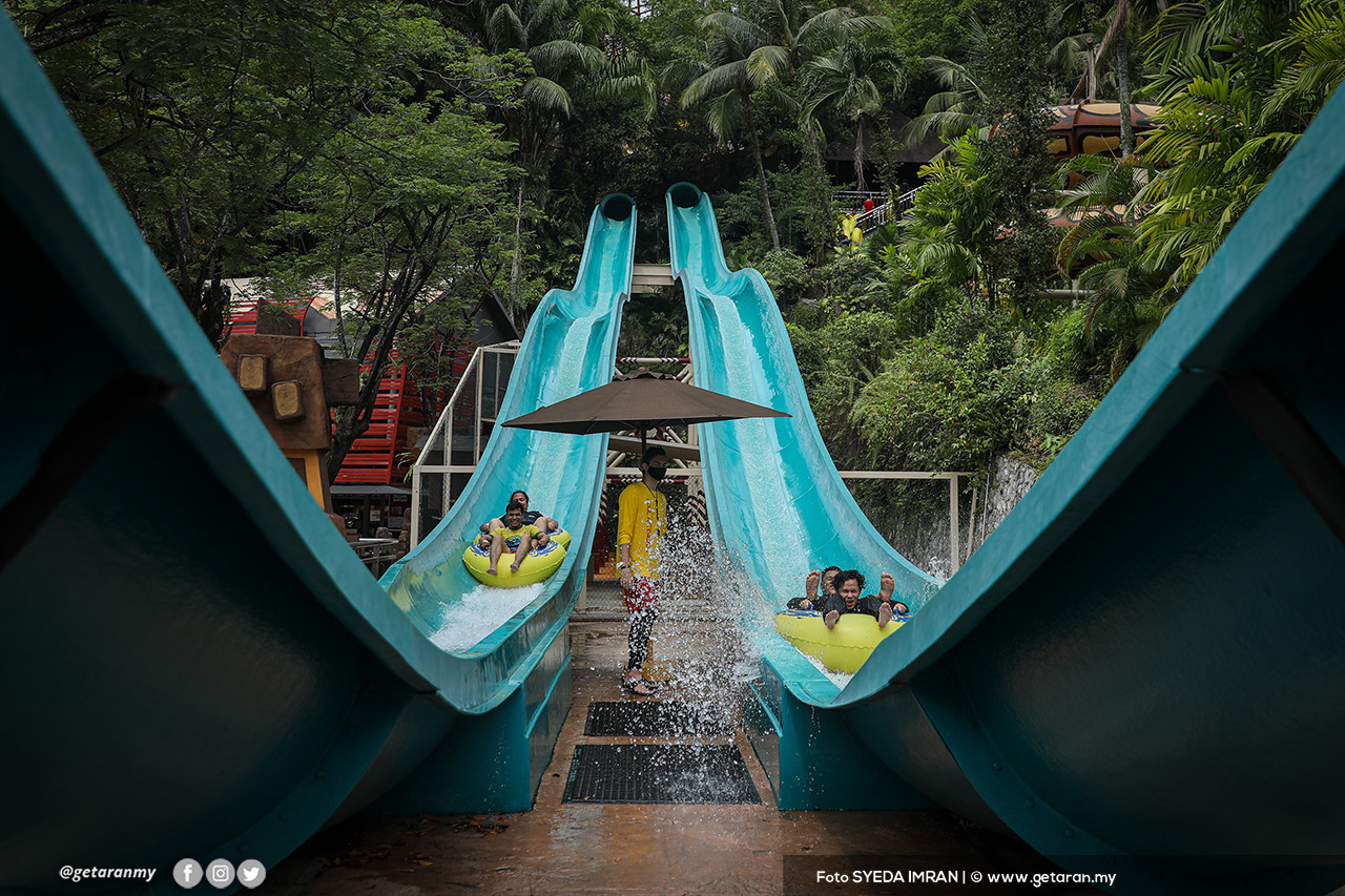 Pengunjung menaiki pelampung turun dari gelongsor air di Taman Tema Sunway Lagoon. - Gambar oleh Syeda Imran