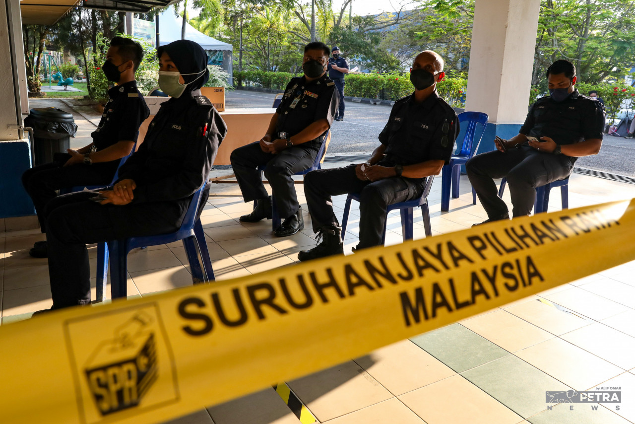 Para pengundi awal menunggu giliran untuk mengundi. - Gambar oleh Alif Omar
