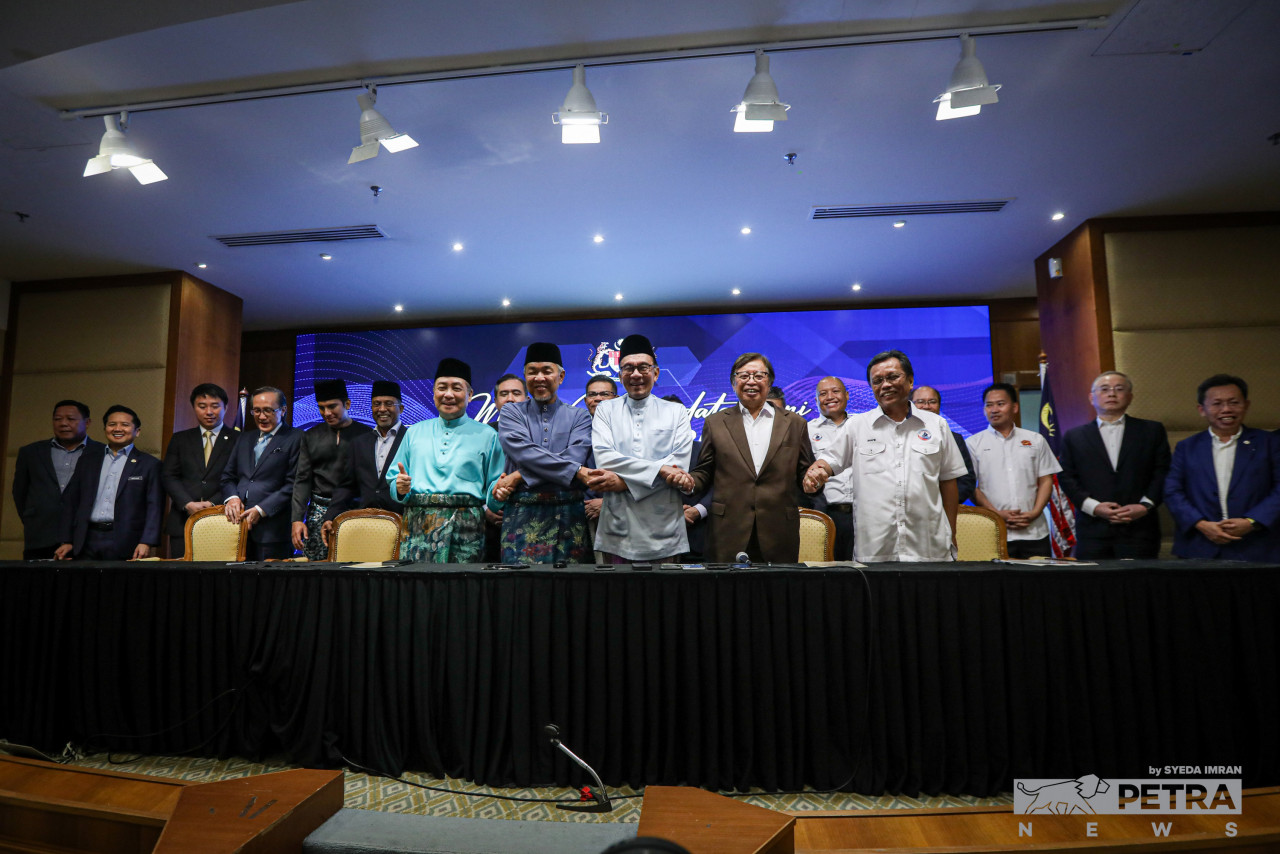 Sekiranya ada gerakan mahu menjatuhkan Kerajaan Perpaduan, ia hanya boleh dilakukan melalui parti, iaitu mana-mana gabungan di dalamnya menarik balik sokongan terhadap Perdana Menteri - Gambar Fail