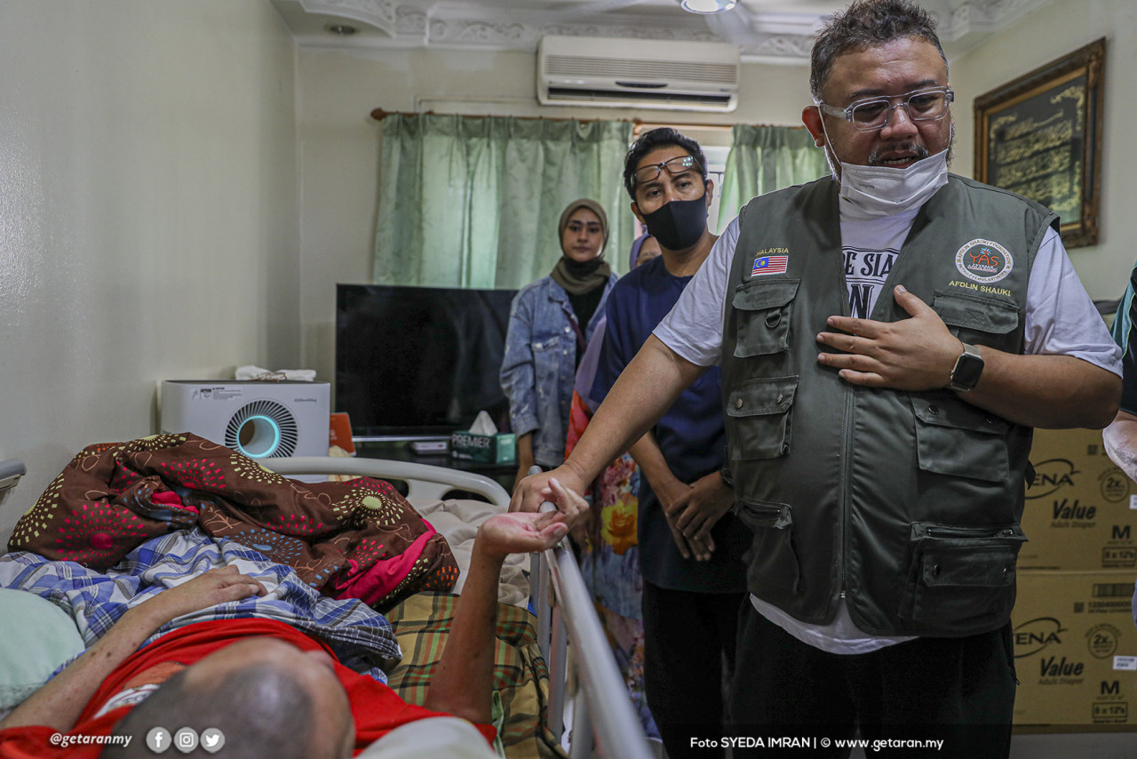 Datuk Afdlin Shauki melawat seorang penduduk PPR Sungai Bunus Keramat yang uzur di rumahnya. - Gambar oleh Syeda Imran