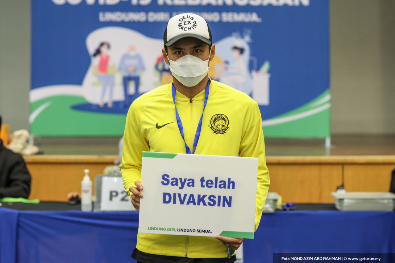Kapten Harimau Malaya Aidil Zafuan juga antara 78 individu terawal menerima vaksin. - Gambar oleh Azim Rahman 