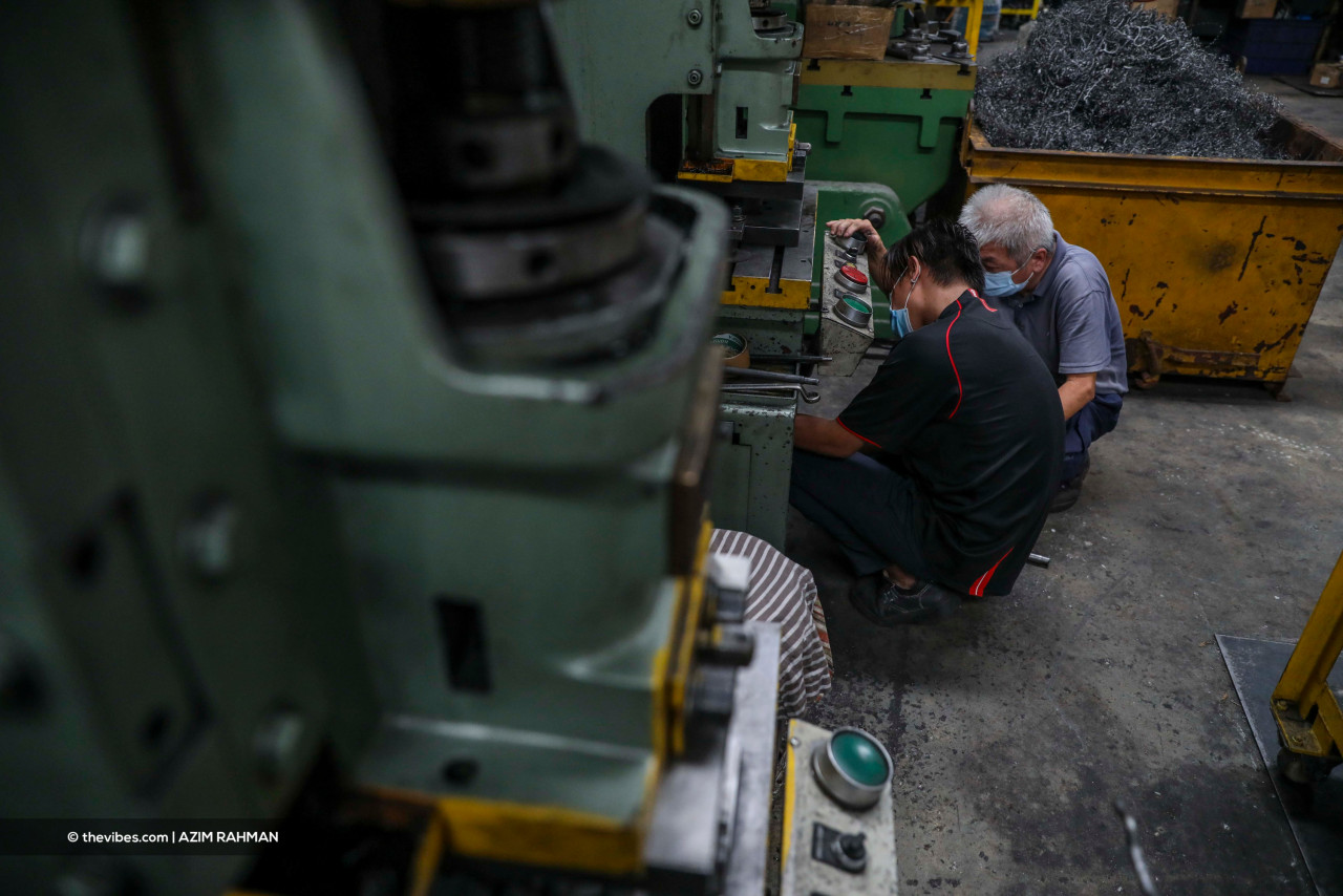 Banyak institusi kemahiran seperti IKBN, GIATMARA serta Pendidikan Teknikal dan Latihan Vokasional (TVET) yang memberi peluang kepada pelajar untuk mendalami kemahiran dalam bidang teknikal. - Gambar hiasan