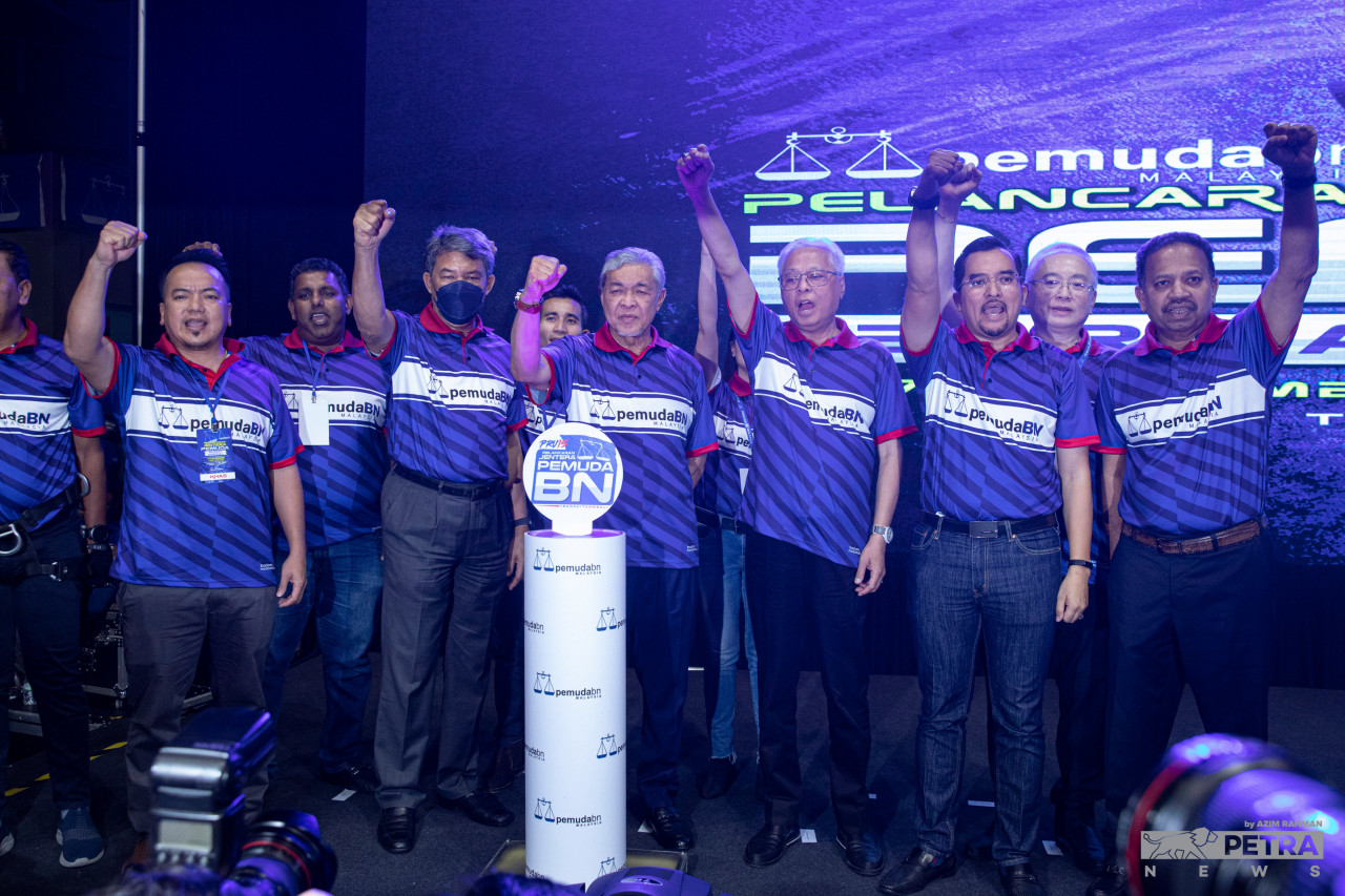Ismail Sabri bersama pemimpin BN pada majlis Pelancaran Jentera Barisan Nasional di Stadium Titiwangsa, hari ini. - Gambar oleh Azim Rahman
